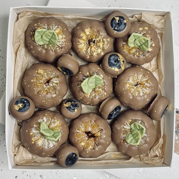 Мандарины и голубика в шоколаде 9 штук